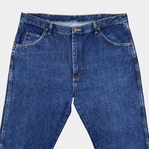 Pu&ograve; includere: Un paio di jeans blu in denim con un classico stile a cinque tasche.