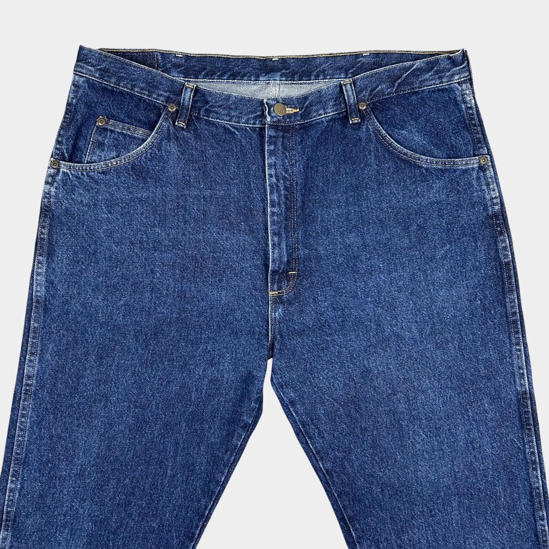 Pu&ograve; includere: Un paio di jeans blu in denim con un classico stile a cinque tasche.