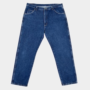 Pu&ograve; includere: Un paio di jeans blu in denim con una classica vestibilit&agrave; a gamba dritta.