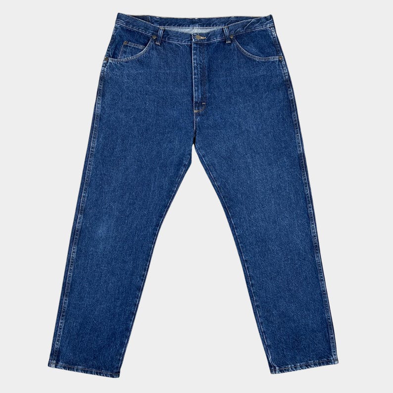 Pu&ograve; includere: Un paio di jeans blu in denim con una classica vestibilit&agrave; a gamba dritta.