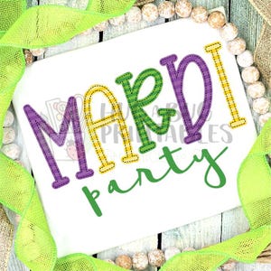 Puede incluir: Una camiseta blanca con las palabras "Mardi Party" en letras de colores cosidas. Las letras son moradas, amarillas y verdes con un patrón a rayas.