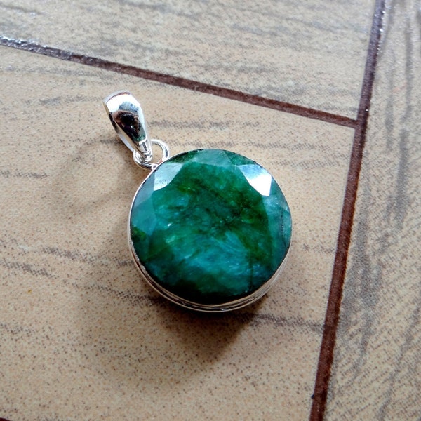 NATURAL Green Beryl Pendant, Round Shape Pendant, Graceful Hand Made Pendant, 925 Sterling Silver Jewelry,Natural Stone Pendant,Boho Pendant