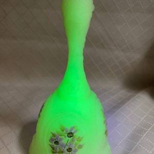 Artista del medallón de natillas Fenton firmado con margarita blanca y campana frita