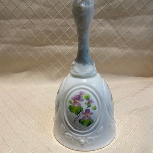 Fenton melkglas medaillon viooltjes in de sneeuw kunstenaar gesigneerd