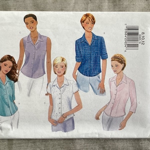 Può includere: Una busta per cartamodello Butterick Classics 6085 con illustrazioni di cinque diversi stili di camicia. I modelli includono camicie abbottonate senza maniche, a maniche corte e a maniche a tre quarti in colori come verde acqua, lavanda, blu a quadri, bianco e rosa.