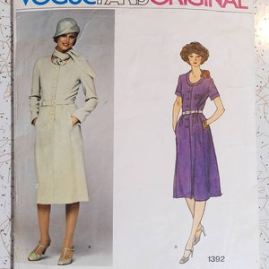 Pode incluir: Modelo de costura Vogue Paris Original número 1392 de Pierre Balmain. O modelo apresenta dois designs de vestidos, um em bege claro e o outro em roxo.