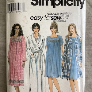 Puede incluir: Patrón de costura Simplicity 7944 para talla FF 18W-24W. El sobre muestra ilustraciones de cuatro prendas de dormir: un camisón rosa de lunares, una bata blanca, un camisón azul y una bata azul a cuadros con un camisón a juego.