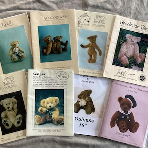 以下が含まれることがあります： 様々なデザインとスタイルが特徴のテディベアのパターンブックのコレクションです。「Tiger」、「Ginger」、「Guiness 16」などのタイトルで、完成したベアの画像が表紙に表示されています。これらの本は、さまざまなアーティストによってデザインされています。