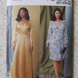 Può includere: Modello di cucito Vogue Patterns per un abito avvolgente, con due stili diversi. L'abito a sinistra è di colore oro pieno, mentre l'abito a destra ha una stampa floreale in bianco e nero. Il numero del modello è V1928 e le taglie sono A5 (6-8-10-12-14).