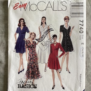 Può includere: Una busta per cartamodello Easy McCall's 7740 con illustrazioni di cinque diversi stili di abito etichettati da A a E. La copertina mostra vari design di abiti, inclusi colori solidi, stampe floreali e pois, con il testo Fashion Basics.
