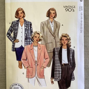 Op de afbeelding: McCall's vintage jaren 90 naaipatroon met vier blazerontwerpen. Het patroon bevat opties voor verschillende maten. De omslag toont illustraties van de blazers in verschillende kleuren en patronen, waaronder ruitjes en effen kleuren. Ontworpen en gedrukt in de VS.