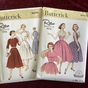 Könnte beinhalten: Zwei Vintage-Butterick-Schnittmusterumschläge. Die Muster sind mit "Retro Butterick 1950s" beschriftet und zeigen Illustrationen von Frauen in Kleidern. Ein Umschlag ist mit B6992 beschriftet, der andere mit B6938.