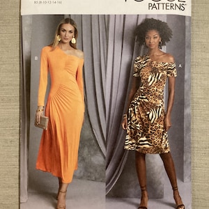 Pode incluir: Padrão de costura Vogue Patterns V1968. O padrão apresenta dois modelos de vestidos. Um é um vestido longo laranja com um ombro só. O outro é um vestido na altura do joelho com estampa de leopardo e zebra. O padrão é projetado e impresso nos EUA.