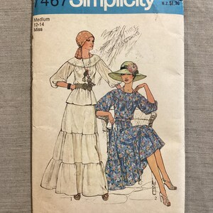 Könnte beinhalten: Vintage Simplicity Schnittmuster 7467 für Damenkleider. Das Schnittmustercover zeigt Illustrationen von zwei Frauen in Kleidern. Oben auf dem Cover steht das Wort "Simplicity" in Blau, mit der Größe und der Stilnummer.