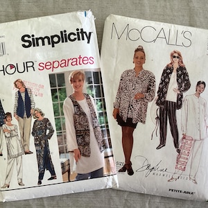 Könnte beinhalten: Zwei Vintage-Schnittmuster. Eines ist ein Simplicity-Schnittmuster mit der Aufschrift "2 HOUR separates". Das andere ist ein McCall's-Schnittmuster mit einer Frau in einer Jacke mit Leopardenmuster. Beide Muster zeigen Bilder von Kleidung.