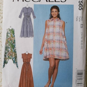 Puede incluir: Patrón de costura para un vestido con cuatro estilos diferentes. El patrón es para las tallas 14-16-18-20-22. El patrón se llama McCall's M7565.