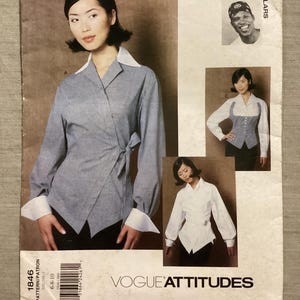 Könnte beinhalten: Eine Vogue Attitudes Schnittmusterhülle 1846 für eine Wickelbluse mit langen Ärmeln, spitzem Kragen und breiten Manschetten. Das Cover zeigt drei Varianten des Kleidungsstücks in Blau und Weiß, mit dem Text Vogue Attitudes 1846.