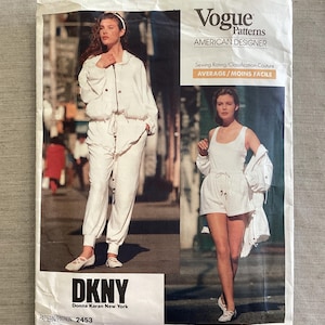 Pode incluir: Um padrão de costura Vogue Patterns vintage com designs da DKNY. O padrão mostra um fato de treino branco e um conjunto de calções. O texto no padrão diz "AMERICAN DESIGNER" e "AVERAGE/MOINS FACILE".