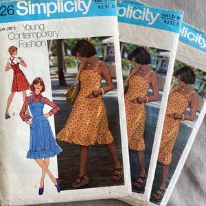 Puede incluir: Patrón de costura Simplicity vintage con un vestido amarillo con estampado floral y un mono vaquero azul. El patrón es de talla 14, con una medida de busto de 92 cm. El texto dice "Young Contemporary Fashion".