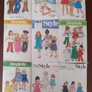 Può includere: Una collezione di modelli di cucito vintage per abbigliamento per bambini. I modelli presentano illustrazioni di bambini in vari outfit, tra cui abiti, pantaloni e giacche. Le copertine mostrano testi come "Simplicity" e "Style".