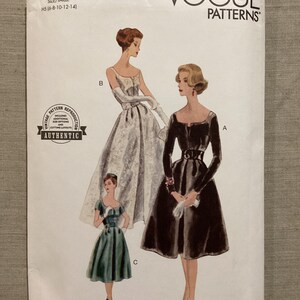 Op de afbeelding: Vogue Patterns naaipatroon met drie vintage jurk ontwerpen. Het patroon bevat een heruitgave uit 1959, met maatopties voor H5 (6-8-10-12-14). De cover toont illustraties van de jurken, gelabeld A, B en C, met het Vogue Patterns logo bovenaan.
