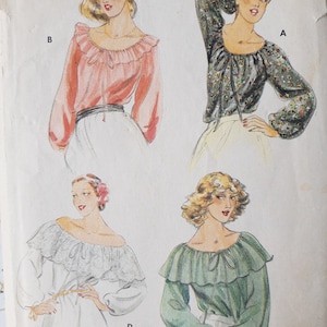 Puede incluir: Cuatro ilustraciones vintage de mujeres con diferentes estilos de blusas con cuellos con volantes y mangas largas. Las blusas son de color rosa, verde, negro y blanco.