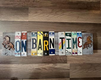 Panneau On Barn Time composé de plaques d'immatriculation découpées