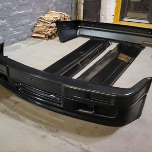 Puede incluir: Juego de parachoques de coche negro, que incluye parachoques delantero y trasero y componentes de soporte. Las piezas est&aacute;n hechas de un material duradero y est&aacute;n dise&ntilde;adas para uso automotriz.