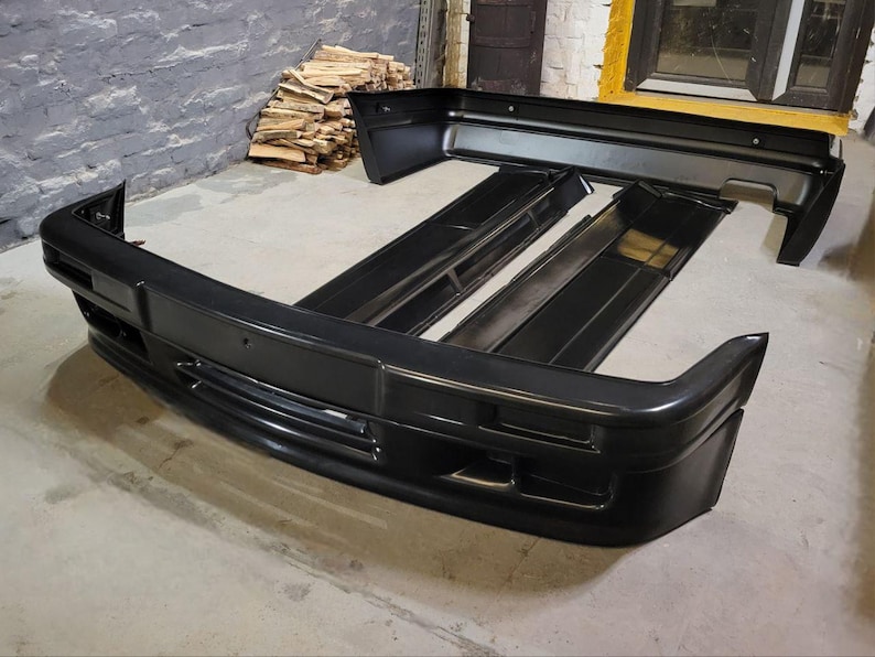 Puede incluir: Juego de parachoques de coche negro, que incluye parachoques delantero y trasero y componentes de soporte. Las piezas est&aacute;n hechas de un material duradero y est&aacute;n dise&ntilde;adas para uso automotriz.