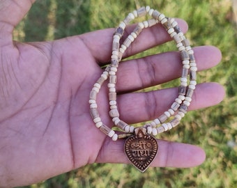 Handgefertigte Tulsi Kanthi Mala: Radha Krishna Medaillon, Vrindavan Perlen