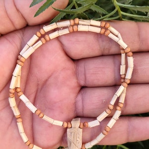 Handgemaakte Tulsi Kanthimala: houten medaillon met Radha-naam, God Gifts
