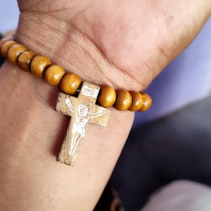 Men&#39;s Wooden Cross Bracelet: Beaded Christian Jewelry