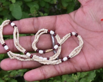 Tulsi Kanthi Mala: Holz-Krishna-Halskette mit Moti-Samen