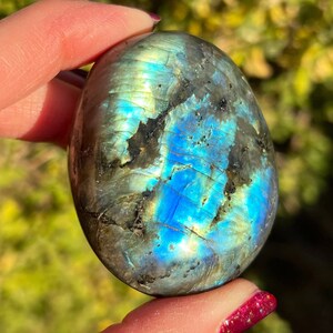 Piedra de palma de labradorita azul llamativa 104 g, labradorita de alto destello, piedra de preocupación de labradorita, piedra de bolsillo, ¡además de piedras de bolsillo GRATIS!