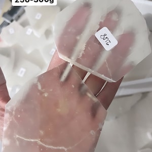 K&ouml;nnte beinhalten: Zwei gro&szlig;e, durchscheinende, wei&szlig;e Selenitplatten, die &uuml;bereinander liegen. Die obere Platte hat ein handgeschriebenes Etikett mit der Aufschrift "872". Die Platten wiegen jeweils etwa 250-300 Gramm.