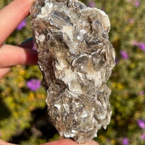 Clúster de mica dorada llamativo, cúmulo de cristal de mica, lepidolita dorada, espécimen de mica dorada, cúmulo de moscovita, mica amarilla, moscovita dorada