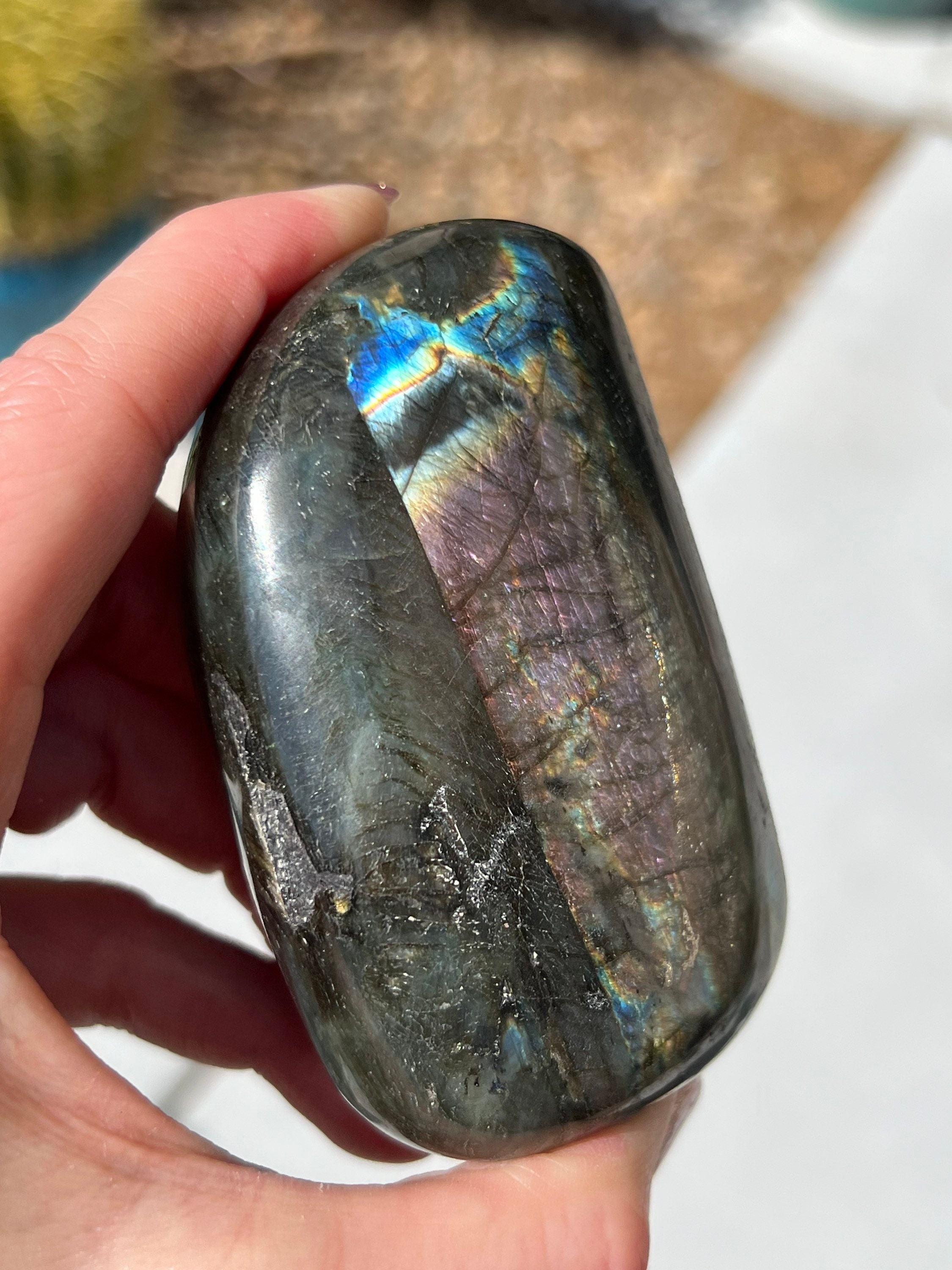 派手なストライプのラブラドライト フリーフォーム 329g、研磨
