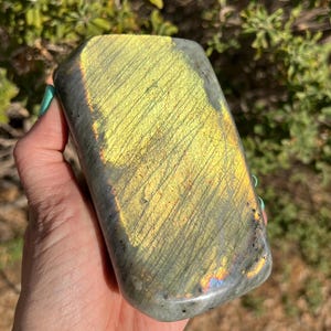 1.12lb auffälliger grüner Labradorit Freeform, polierter Labradorit Freeform, selbststehender Labradorit, grüner Labradorit