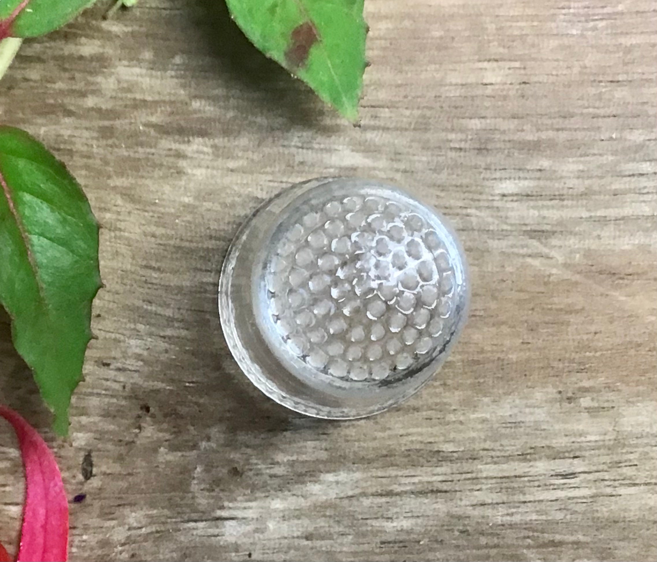 Vintage pressed Glass Thimble con una T etched para Thimble o Etsy