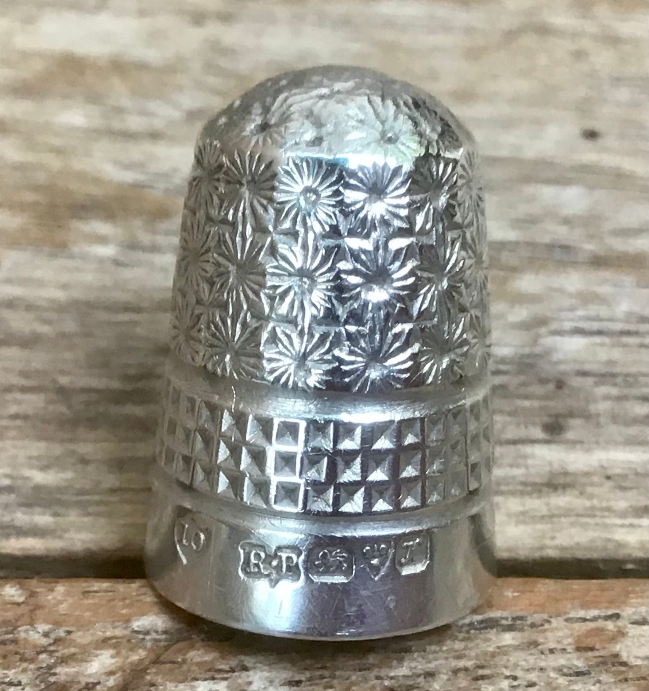 Silver Thimble Hallmarked in Chester 1910 Robert Pringle and Sons Ref