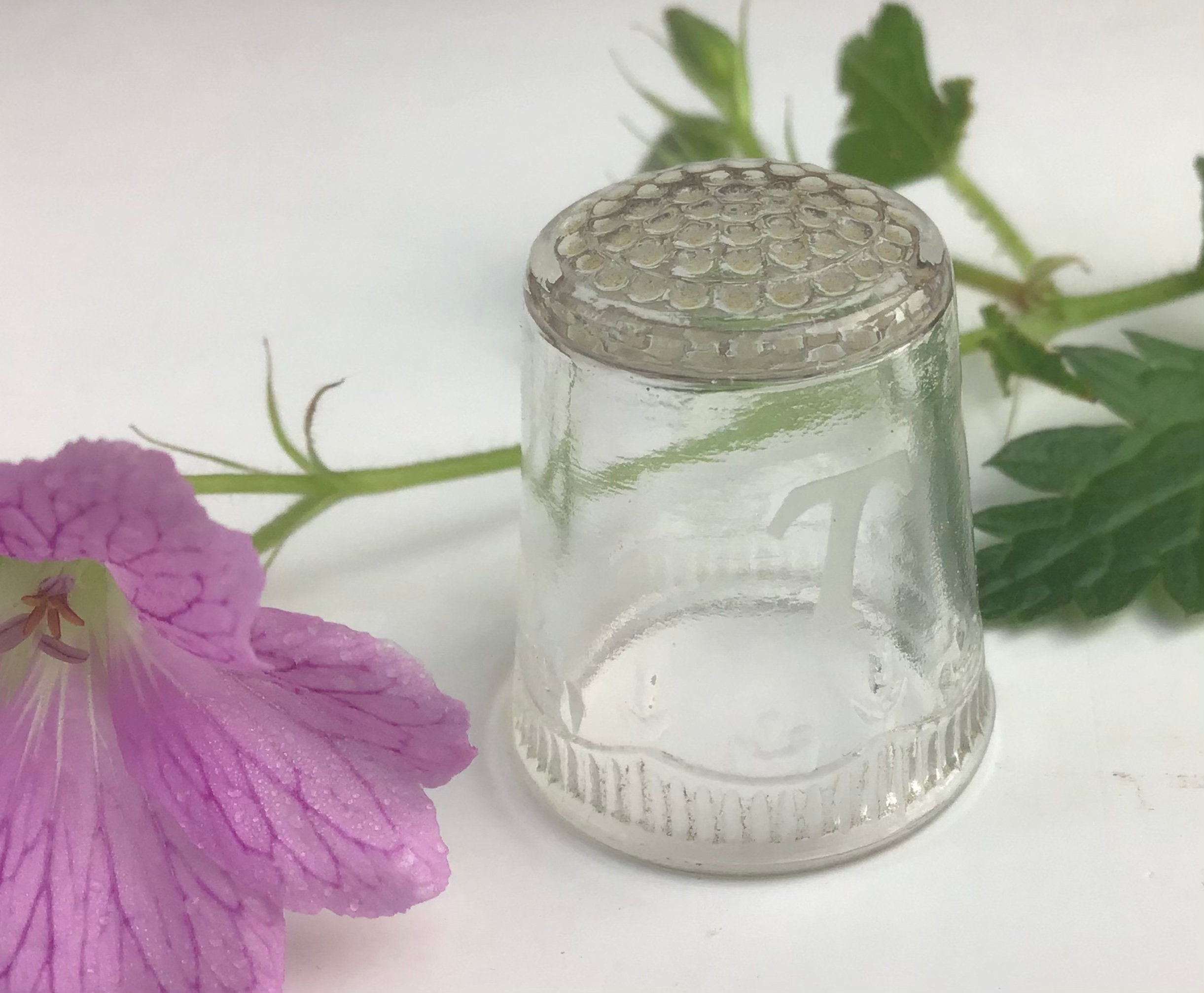 Vintage pressed Glass Thimble con una T etched para Thimble o Etsy