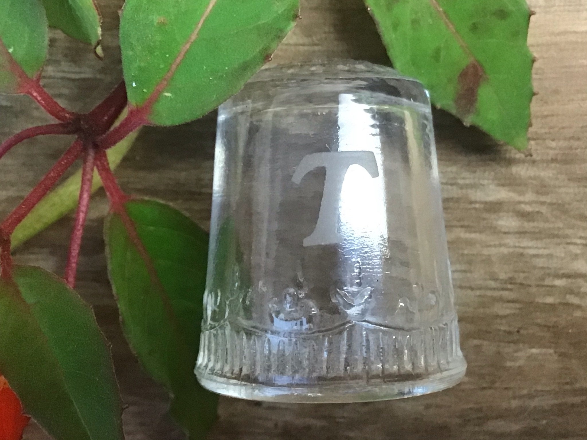 Vintage pressed Glass Thimble con una T etched para Thimble o Etsy
