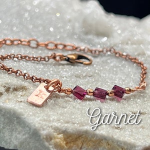 Pulsera inicial granate / Regalo personalizado para ella / Piedra de nacimiento de enero / Pulsera de encanto de letra inicial