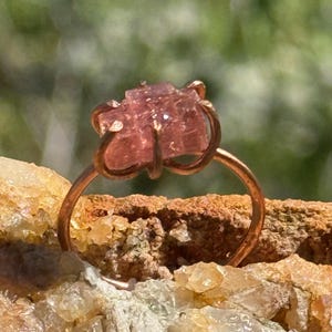 Anillo de cobre con topacio en bruto, anillo de topacio natural sin tallar, anillo de cobre único, engaste de garras hecho a mano, talla 6.75. Listo para enviar.