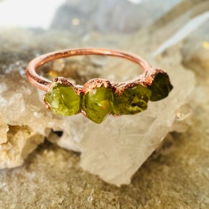 Dainty Raw Peridot Stacking Ring / August Birthstone Ring / Peridot Gemstone Ring per lei / Peridot Eternity Band