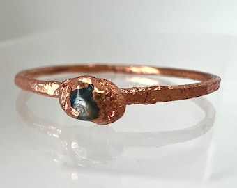 Anillo de zafiro en bruto electroformado: anillo apilable de cobre de origen ético