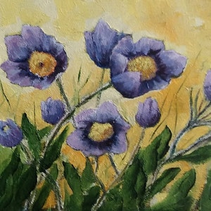 Flores de Páscoa roxas. Pintura de flores da floresta para decoração de casa. Pintura original da Ucrânia. Pulsatilla vulgaris. Paisagem natural selvagem.