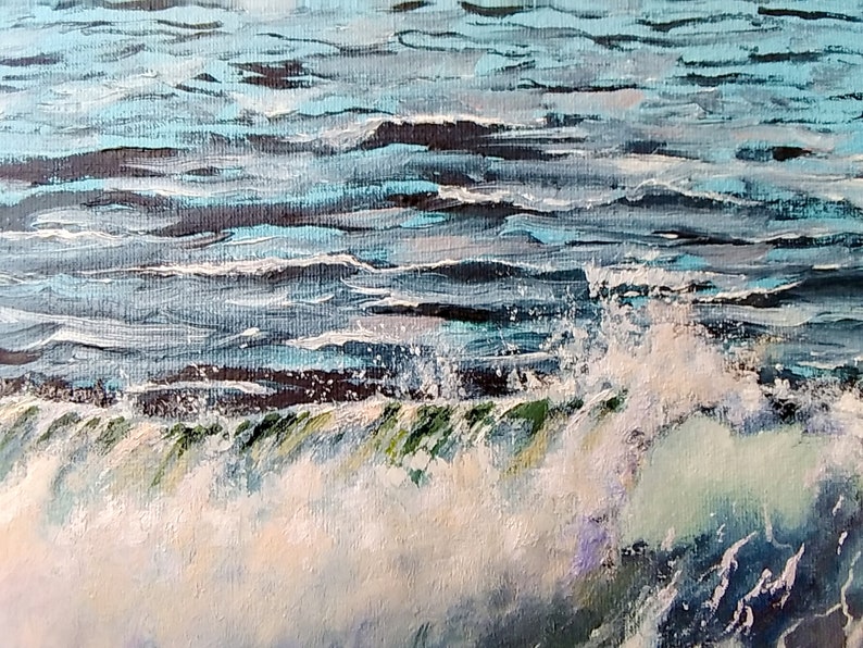 K&ouml;nnte beinhalten: Abstrakte Malerei von Meereswellen. Das Kunstwerk zeigt Schattierungen von Blau, Wei&szlig; und Gr&uuml;n, die die Bewegung des Wassers darstellen. Die Wellen brechen sich und erzeugen eine schaumige wei&szlig;e Krone.