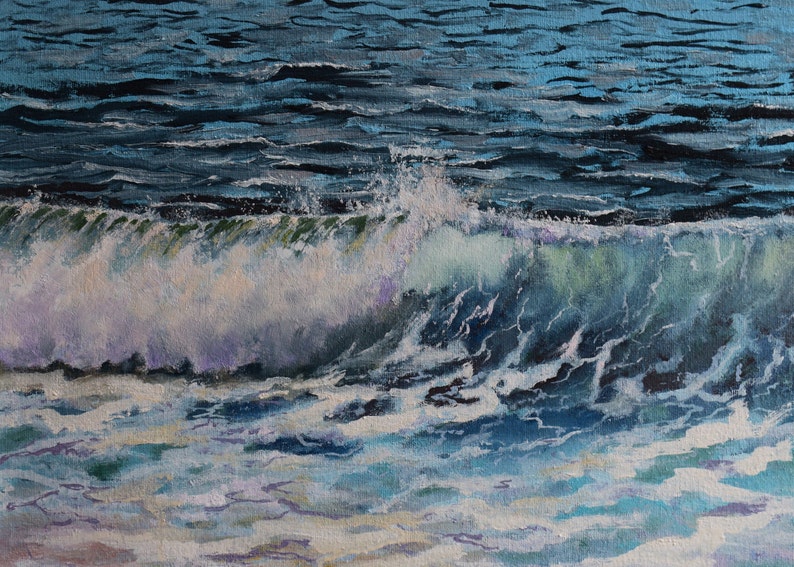 K&ouml;nnte beinhalten: &Ouml;lgem&auml;lde, das eine brechende Meereswelle darstellt. Die Welle hat eine wei&szlig;e Schaumkrone und zeigt Gr&uuml;n- und Lilat&ouml;ne. Das Wasser wechselt von tiefem Blau zu hellem T&uuml;rkis und erzeugt eine dynamische Meereslandschaft.