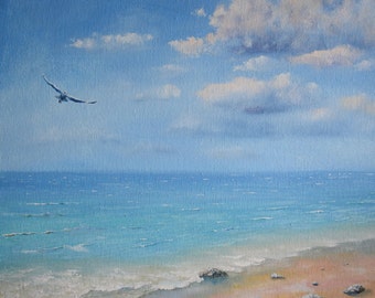 Sandstrand von Ocean. Möwe über der Meeresoberfläche. Friedliches Gemälde der Natur. Seelandschaft. Blauer Himmel mit Wolken über der ruhigen See